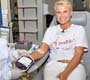 Xuxa doa sangue e convida amigos para aumentar doações