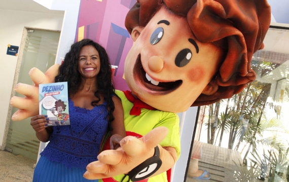 Dezinho e Selminha Sorriso levam campanha contra o Aedes ao Hospital Estadual da Criança